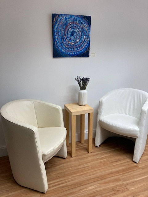 Foto von zwei Sesseln im Beratungsraum