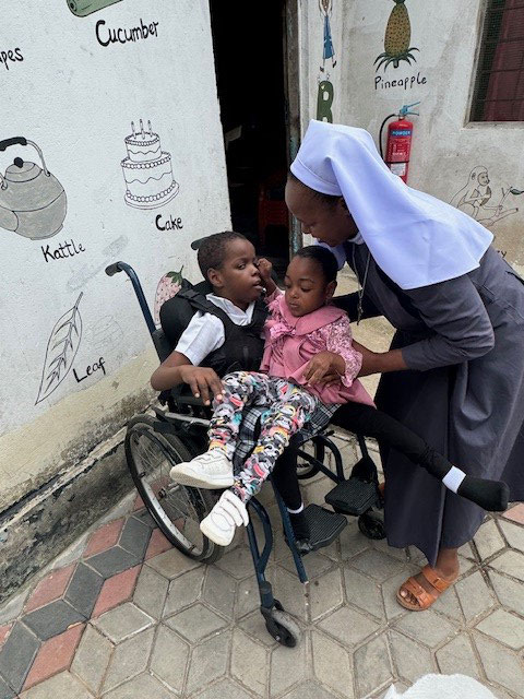 Schwer behinderte Kinder in Daressalaam. 