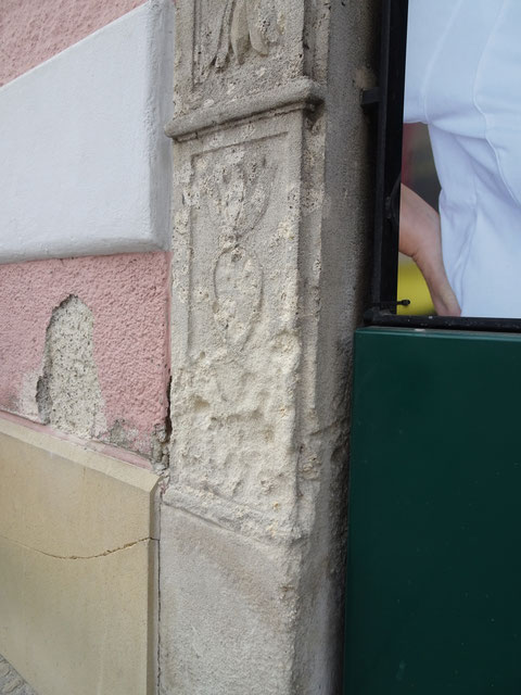 Verlust der Steinoberfläche durch aufsteigende Bodenfeuchtigkeit und Versalzung.