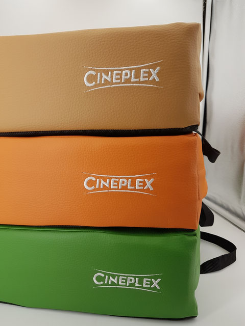 Sitzerhöhungen für das Cineplex Kino mit Logo