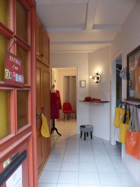 Couturière passionnée, vous trouverez à l'atelier des idées cadeaux ou déco ainsi que des modèles féminins.