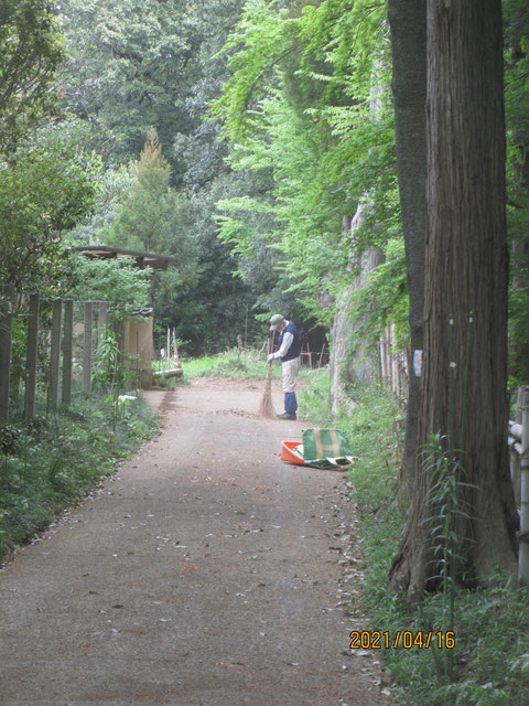 近隣道路清掃から始まります