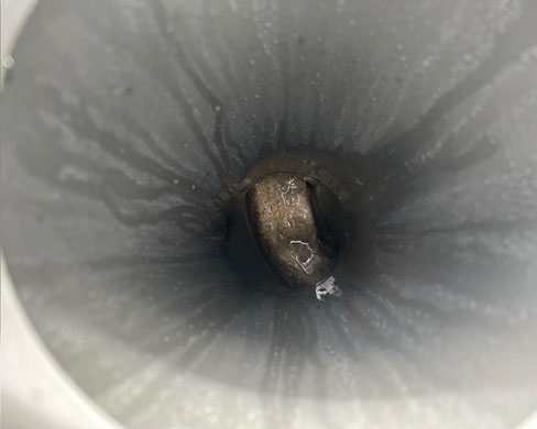 高岡市木津の浴室排水で、埋設管エルボ部分に汚れが付着している様子