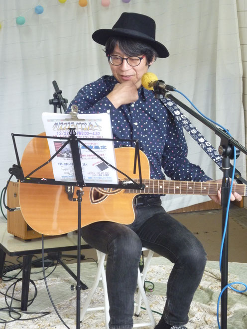 曲の解説をしながら、次の曲のイントロはどんなんだっけ？　と考えている(多分)。(^_^)　　　Photo by Keiko T.