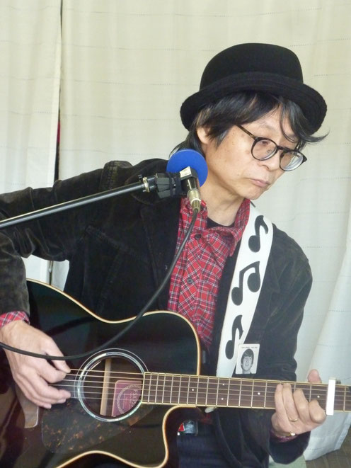 左胸のバッジはジョン。　　Photo by Keiko T.