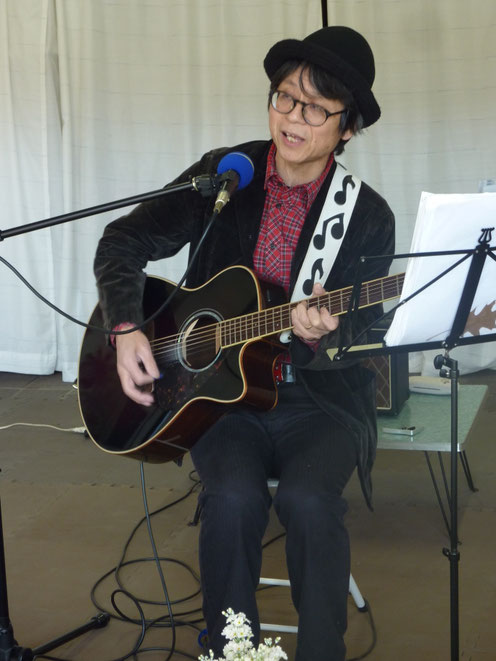 このマイクスタンド、SONYのなのに、だんだん下がってく（笑）　Photo by Keiko T.