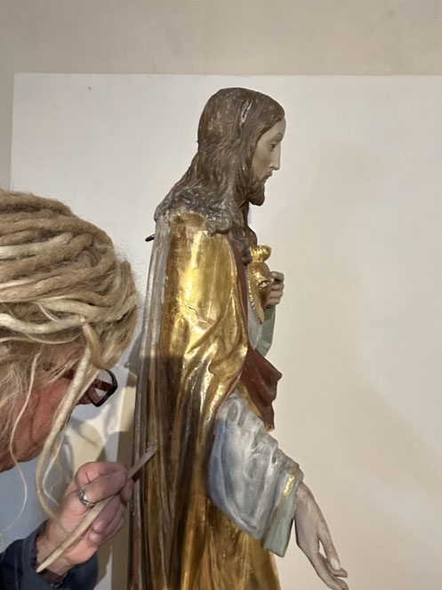 Denkmalpflege Deutschland Restaurierung einer alten Christus Figur 
