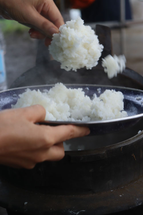 炊きたてご飯のおにぎりも、やっぱり大人気。子供らが米粒まで食べてました。