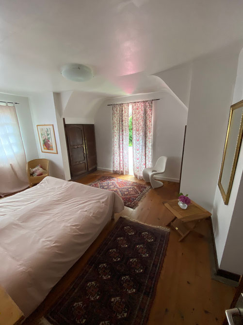 Großes Schlafzimmer - Kingsize Bett. 