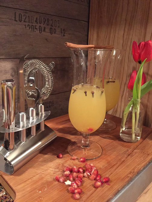 Cocktail Tropischer Winter mit Honig und Cocktailglas von Pulsiva