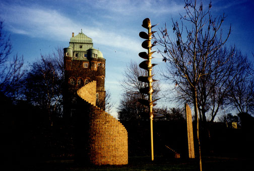 Skulptur von Günter M. Schirmer vor dem Brückenturm der Friedrich-Ebert-Brücke