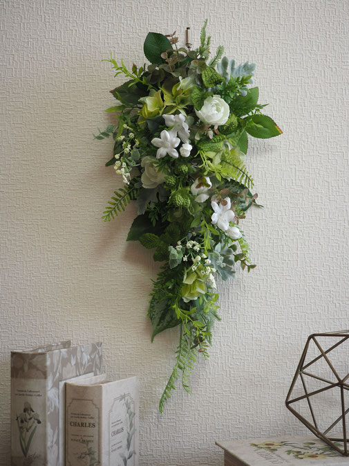大人っぽい壁掛けインテリア　様々な色合いのグリーン　ポイントの白い小花　流れるような形のガーランド　おもてなしのテーブルに置いたら素敵な装飾に