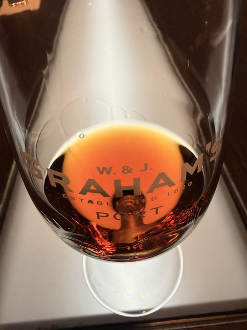 Tawny 3Ojaar oud: koffie, kruiden, floraal. Zet fris@, breed in de mond met veel retro's. Lang en versmolten. Fijn