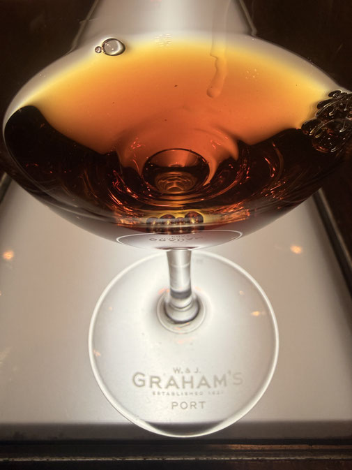Goudkleurige whiskykleur. 3m open, lichte oxidatie. Caramel, lentebloesem. Zet sappig @, iets minder mondstructuur. Iets meer alcohol. Halflang.