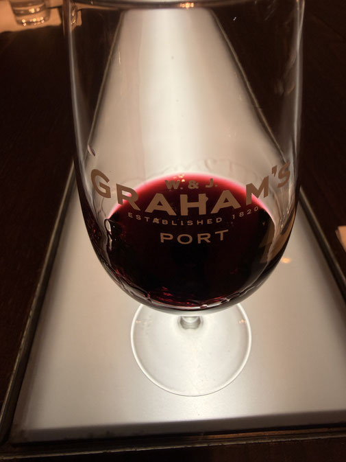 Six Grapes. Een Ruby gecreëerd om het drinkplezier: toegankelijk, easy drinking. Zwart fruit, cassis, zwarte kers, pruim. Chocolade. Zet confituurachtig@. Mooi in balans, fruit soepel en niet te zoet.vb bij culinair speculaasje of chocolade.