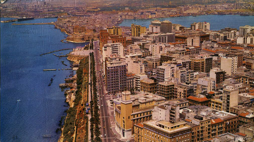Auf der Rückseite der Postkarte steht: Luftansicht der neuen Stadt 