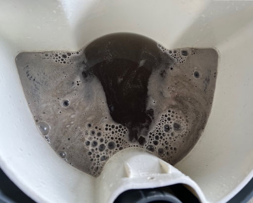 プリウスのシート洗浄で出た汚れの水が茶色く濁っている写真