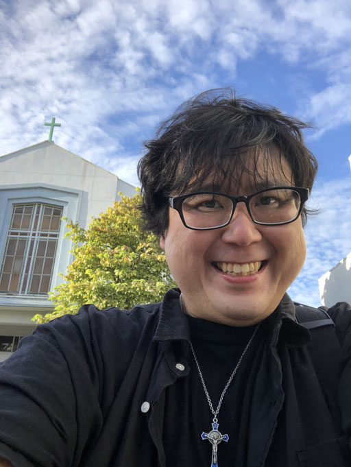 愛するカトリック瀬田教会聖堂前でYUTAKA