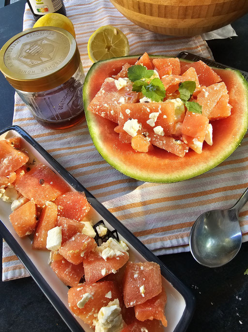 Wassermelonensalat mit Feta und Zitronendressing als erfrischender Sommersalat für Grillabende und Gartenpartys