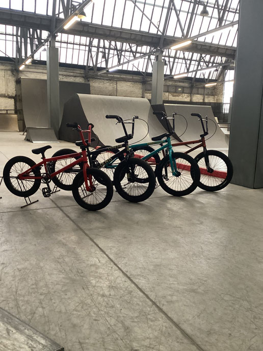 Wir haben neue BMX-Räder im Laden! Für Klein bis Groß, hier wird jede Person fündig. Kommt für eine Test-fahrt gerne vorbei !