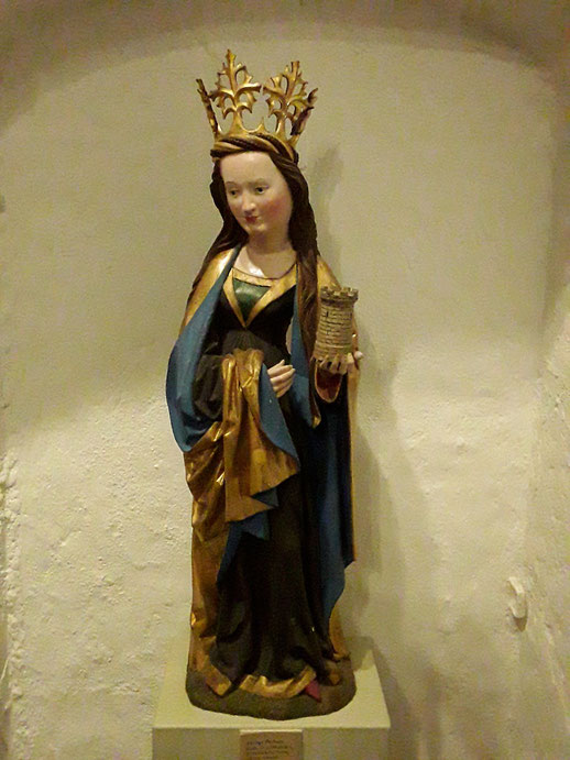 Gesamtansicht der Holzfigur "Heilige Barbara" im Annaberger Erzgebirgsmuseum
