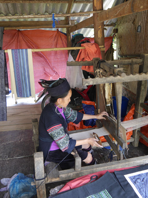 Wir treffen diese Frau der Schwarzen Hmong beim Weben... Sa Pa, Vietnam (Foto Jörg Schwarz)