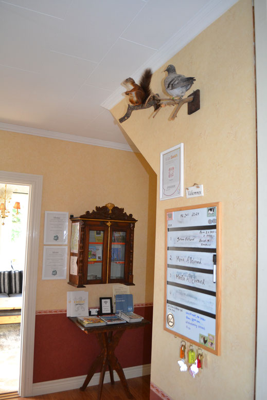Welkom in de hal. Op het bord stond welke kamer je hebt en of je nog moet betalen. In ons geval klopte het bedrag niet, dus we belden en gelukkig was de kamer wel voor het juiste aantal nachten gereserveerd