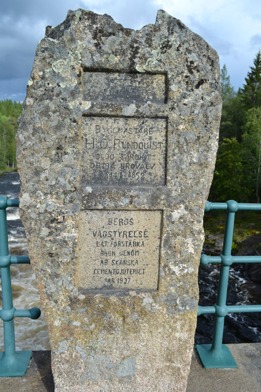 Gedenksteen op de steenboogbrug boven de Åsanforsen