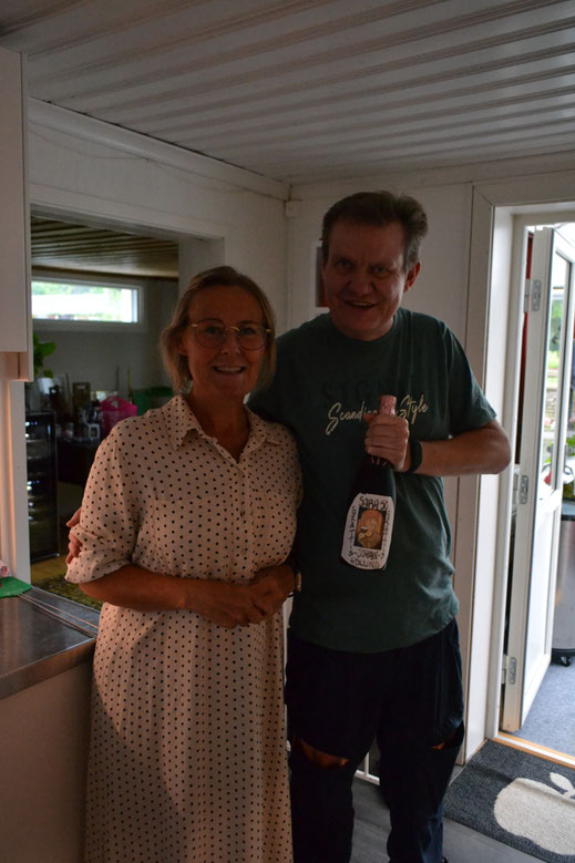 Johan en Sarah met de bubbels die een nichtje van Sarah had geregeld toen Johan niet kon komen.