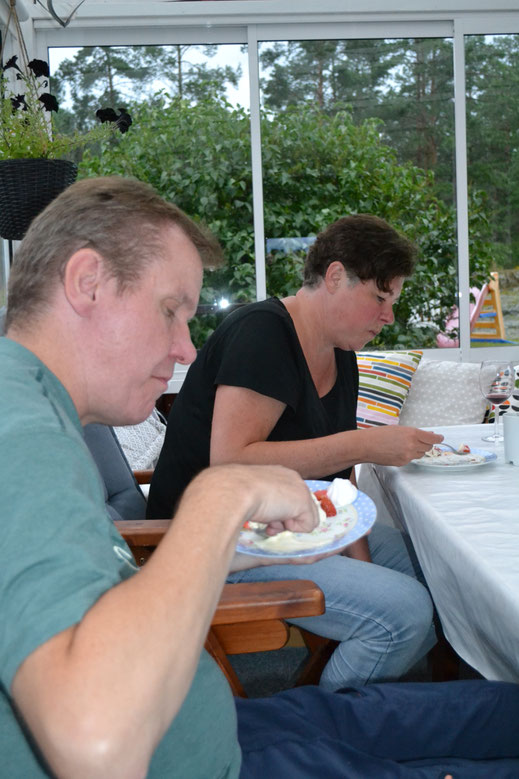 Eindelijk tijd voor het dessert, maar daarna geen aardbeien meer voor Johan. 