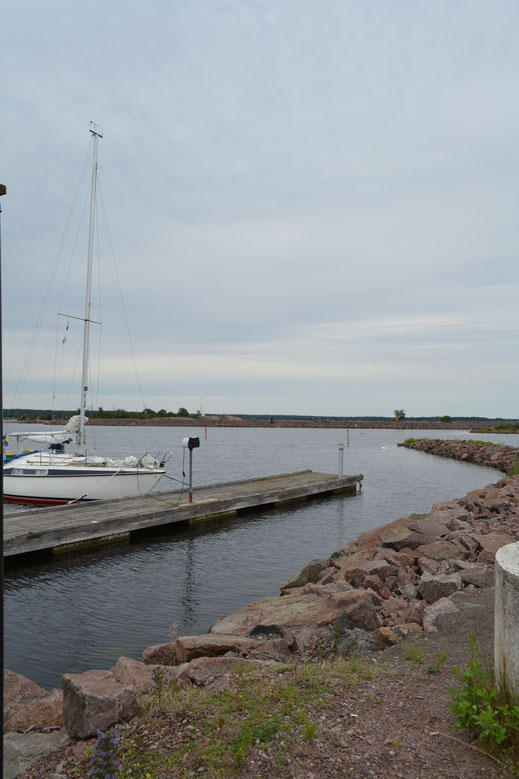 Eenzaam zeiljacht aan deze pier