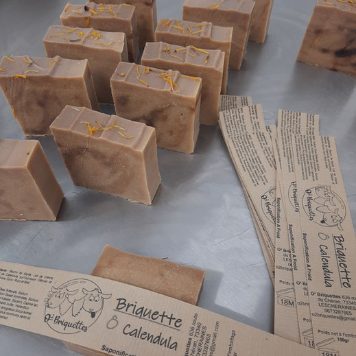 Les savons artisanaux au lait de chèvre en cours d'étiquetage fait à la main, savonnerie artisanale au liat de chèvre O² BRIQUETTES, Massif des Bauges, Lescheraines, Savoie
