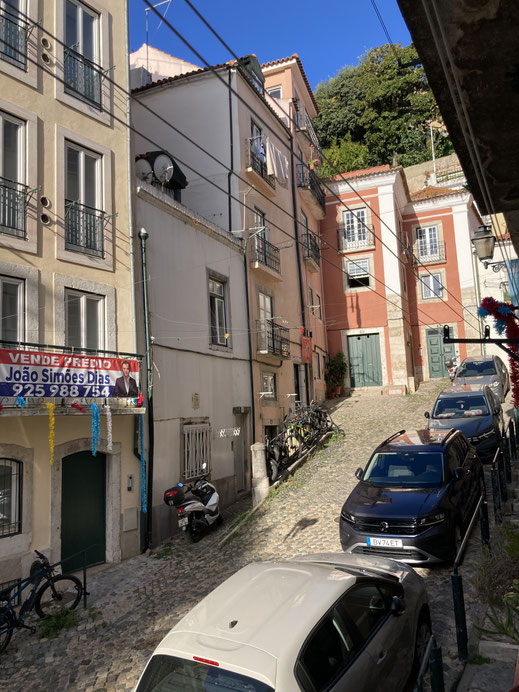 Unsere Straße kurz vor dem Abschied aus dem Fenster unserer Wohnung... Lissabon, Portugal (Foto Jörg Schwarz)