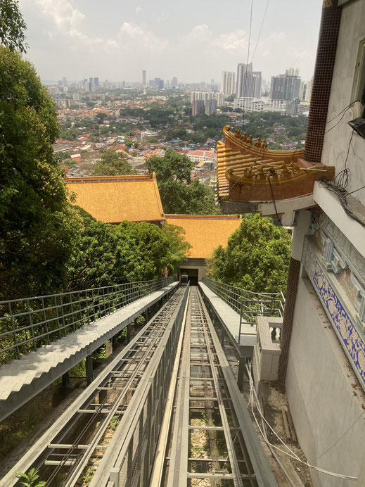 Gelegentlich helfen Fahrstühle beim Überbrücken der Ebenen... Georgetown, Penang, Malaysia (Foto Jörg Schwarz) 