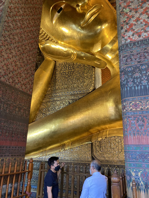 Der Liegende Buddha mal von anderer Perspektive aus... Wat Pho, Bangkok, Thailand (Foto Jörg Schwarz)