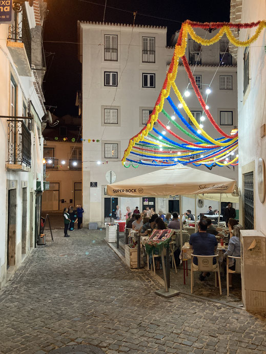 Noch wehen überall die Girlanden in den Gassen Alfamas - Reminiszenzen des Alfama-Festivals (Juni)... Lissabon, Portugal (Foto Jörg Schwarz)