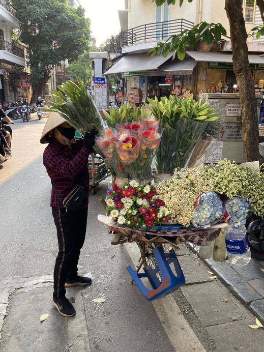 Noch immer bieten Frauen und Männer auf Fahrrädern Blumen zum Verkauf an... Hanoi, Vietnam (Foto Jörg Schwarz)