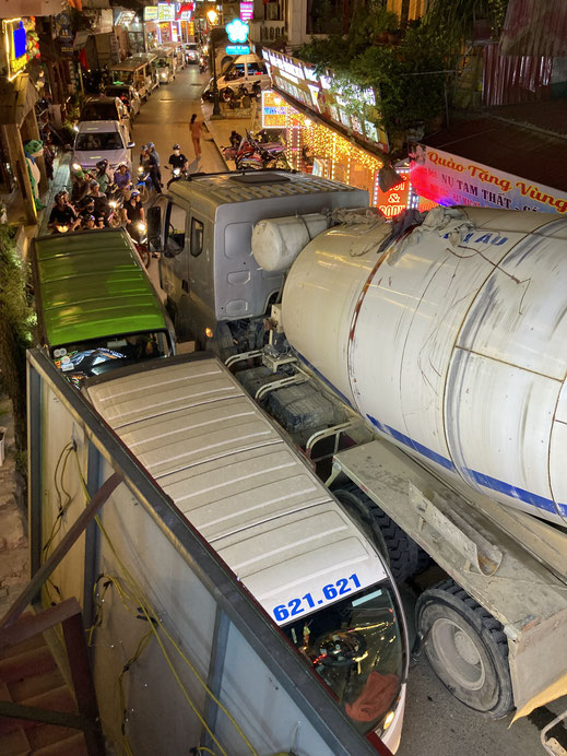 Verkehrsirrsinn und unvernünftige Fahrer blockieren heute sich und alle anderen... 30 Minuten geht gar nichts, ehe ein Mopedvermieter rigide und initiativ alles mit brachialer Order auflöst... Ein Schauspiel! Sa Pa, Vietnam (Foto Jörg Schwarz) 