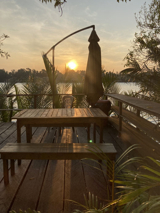 Morgens erleben wir an unserem Terrassen-Steg herrliche Sonnenaufgänge - wenn wir den wollen... Kampot, Kambodscha (Foto Jörg Schwarz)