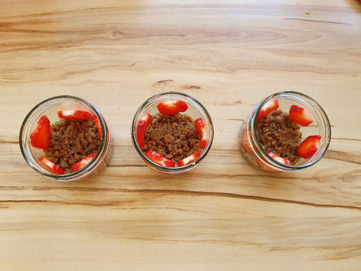 "Dessert in Glas mit Erdbeeren und Spekulatius"