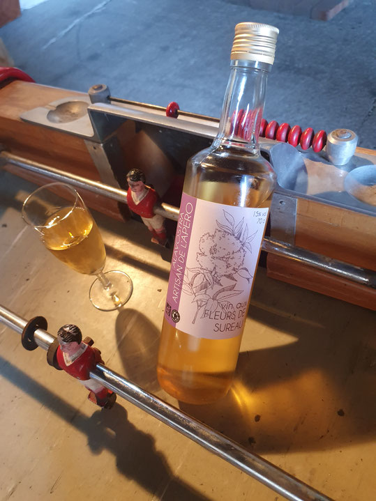 Vin de fleurs de sureau, babyfoot, salle de concert - Alavostra