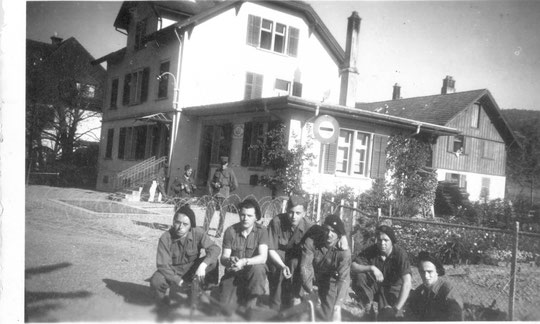 Poste frontière Suisse Allemagne 10 5 1945 René 1er à G de la photo