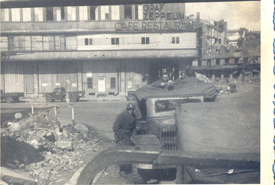 Stuttgart 21 04 1945 René Rivière avec la gourde dans les mains dans le Dodge