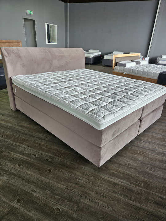 Klassisches und schlichtes Boxspringbett "Wave"