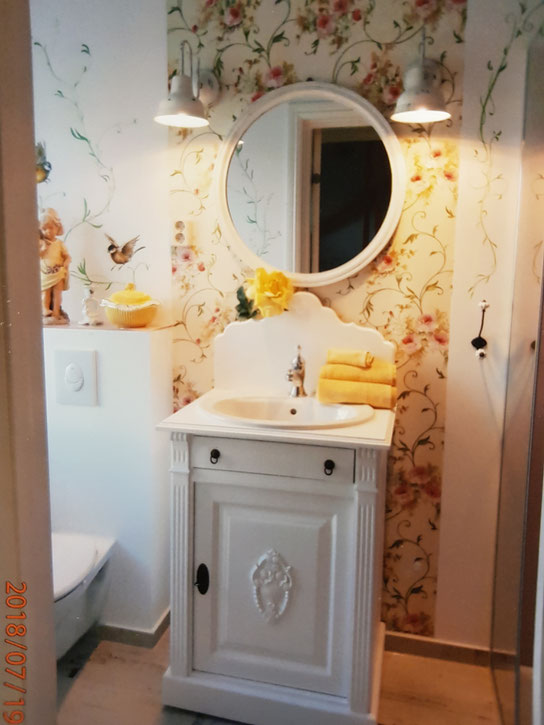 Badezimmeridee: Landhausstil mit Blumentapete