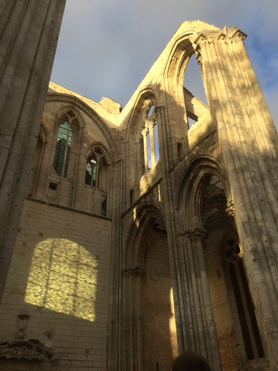 Les belles voûtes gothiques de la croisée du transept de l'abbatiale Notre-Dame, aujourd'hui en ruines, à l'abbaye de Saint-Wandrille