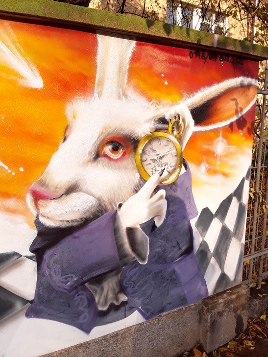 Der Hase aus "Alice im Wunderland" wartet schon auf uns, an der Haydnstraße. Die Hoffnung stirbt zuletzt doch nicht!