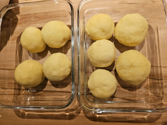Kartoffelknödel roh geformt -Vorbereitung für das Kochen