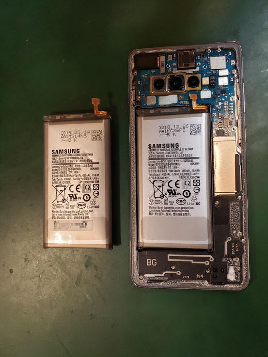 バッテリー交換後の通電チェック中のGalaxyNOTE9