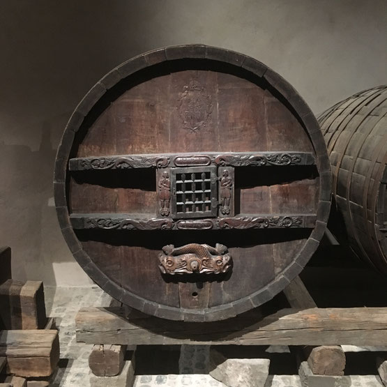 Les grands tonneaux sont ornés de nombreux décours et munis de grilles fermant à clef permettant au propriétaire de sécuriser le robinet pour de se prémunir de tout vol.
